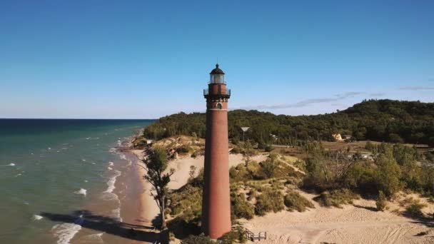 Beautiful Aerial View Circling Little Sable Lighthouse Shoreline Lake Michigan — Vídeo de stock