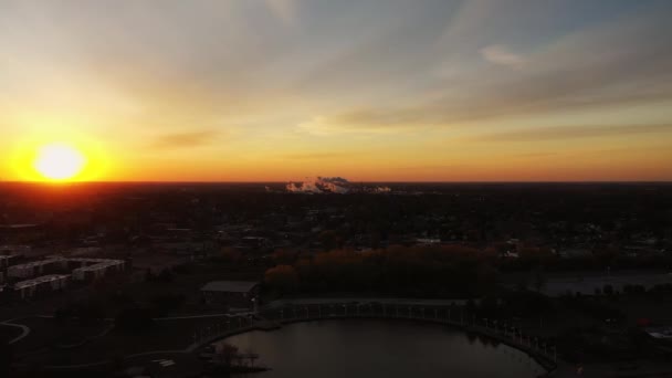 Aereo Che Abbassa Verso Parco Sul Lungomare Sul Fiume Toledo — Video Stock