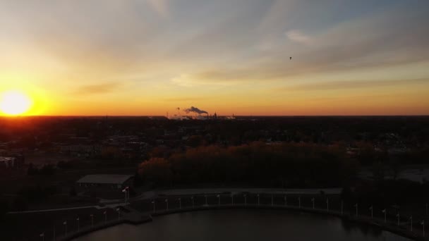 Aerial Lowering Waterfront Park River Toledo Ohio Bright Orange Sun — Stock Video