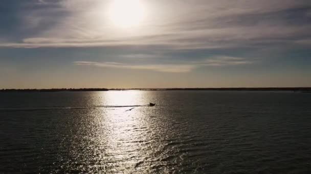 Schöne Schwenkantenne Über Dem Eriesee Die Ein Boot Verfolgt Das — Stockvideo