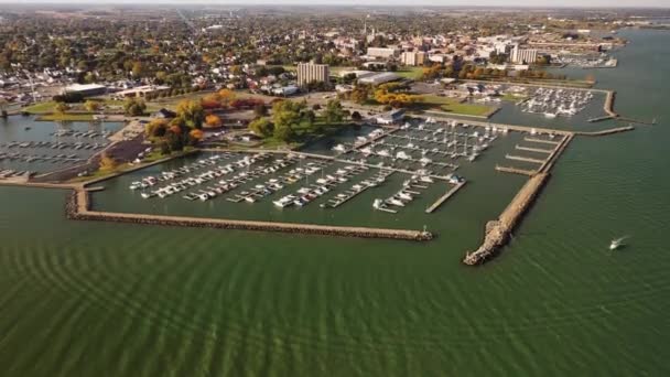 Flyg Panorering Ner Mot Vågbrytaren Skydda Båthamn Längs Stranden Sjön — Stockvideo