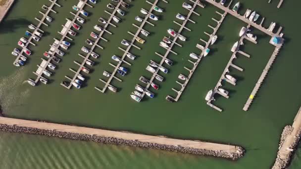 美丽的空中景色俯瞰着一个港口 港口里停满了靠岸的船只和帆船 这些船只和帆船由俄亥俄州桑多斯基的伊利湖边的防波堤墙保护着 — 图库视频影像