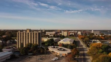 Sandusky, Ohio şehir merkezine doğru inanılmaz bir hava aracı uçuyor. Binalar, sonbahar renkli ağaçlar ve ön planda yollar var..