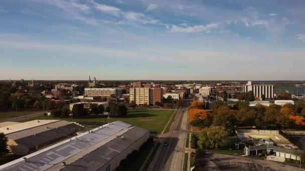 Antennák Forgása Vagy Kanyarodása Sandusky Belvárosa Ohio Felé Épületekkel Őszi — Stock videók