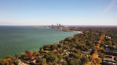 Cleveland, Ohio 'nun güzel panoramik manzarası güneşli bir sonbahar gününde şehir merkezindeki siluet ve Erie Gölü' nün sularından yayılıyor ya da uçuyor..