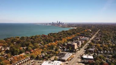Cleveland, Ohio 'nun panoramik manzaralı güzel bir havası var. Şehir merkezindeki gökyüzüne doğru uçuyor ve ufukta Erie Gölü' nün suyu görünüyor. Güneşli mavi bir sonbahar gününde..