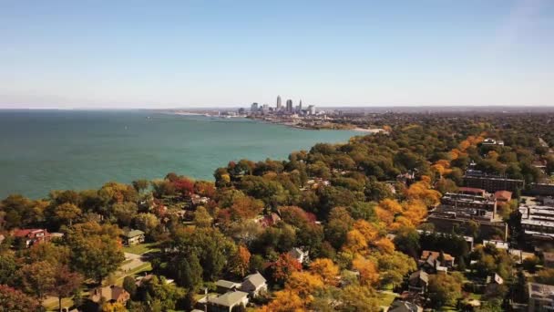 Aerial Lowering Residential Neighborhood Panoramic View Downtown Skyline Highrise Buildings — Stock Video