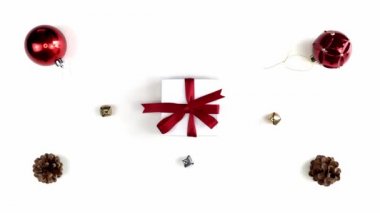 Kırmızı kurdeleyle sarılı küçük beyaz bir hediye kutusunun üzerinde fiyonk çözen Afrikalı Amerikalı bir kadının el ve kol fotoğrafı..