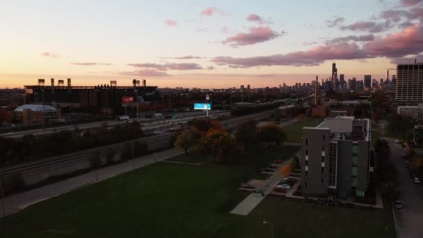 Chicago Oktober 2020 Licht Verkeer Stroomt Langs Snelweg Door Guaranteed — Stockvideo