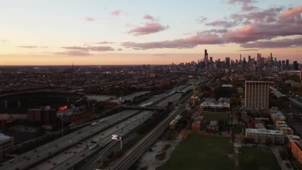 Chicago Outubro 2020 Tráfego Luz Flui Pela Expressa Pelo Estádio — Vídeo de Stock