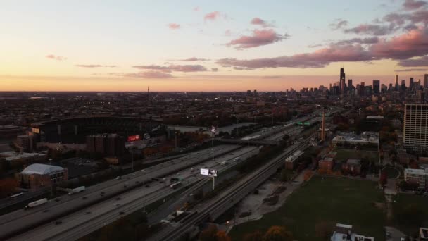 Chicago Outubro 2020 Tráfego Luz Flui Pela Expressa Pelo Estádio — Vídeo de Stock