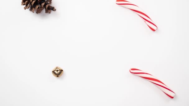 Schöne Feiertagshintergrundschleife Aus Tannenzapfen Zuckerstangen Und Grünen Goldenen Und Silbernen — Stockvideo