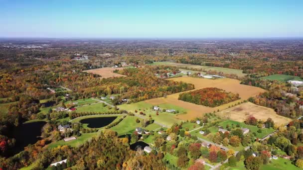 Columbia Station October 17Th 2020 Heart Shaped Pond Adorns Front — Stock Video