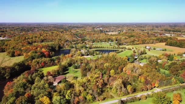 Columbia Station October 17Th 2020 Heart Shaped Pond Adorns Front — Stock Video