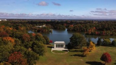 Providence, Rhode Island 'daki Cunliff Gölü boyunca klasik beyaz mermer tapınağa doğru, Providence, Rhode Island' da bulunan Cunliff Gölü boyunca güzel bir sonbahar havası uçuyor.