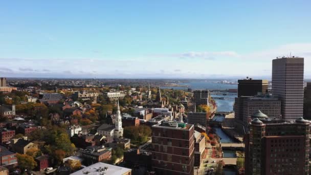 Flyg Över Höga Byggnaderna Efter Moshassuck Och Providence Rivers Centrala — Stockvideo
