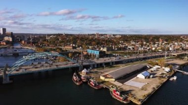 Providence, Rhode Island ufuk çizgisi römorkörü taşıyan römorkör çekme gemileri Providence Nehri 'ni geçerken trafik şehir merkezi ve elektrik santrali bacalarının manzarasıyla kenetlendi..