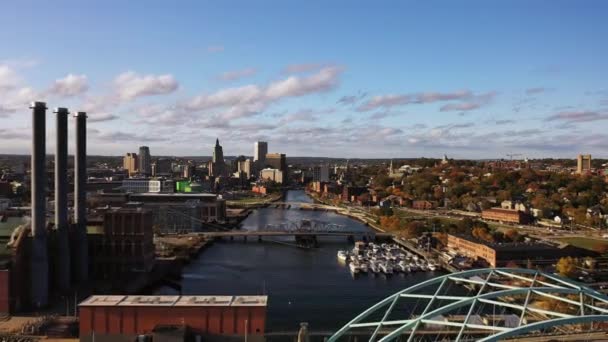 Rhode Island Şehir Merkezinden Havadan Uçarak Uzaklaşıyor Köprüde Bir Trafik — Stok video
