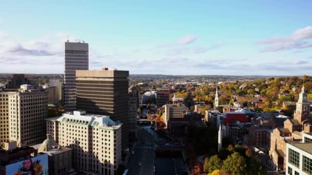 Providence Října 2020 Směs Výškových Kancelářských Obytných Budov Lemují Břehy — Stock video