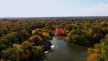 Providence, RI - 21 Ekim 2020: Dalrymple Kayıkhanesi güneşli bir sonbahar öğleden sonrasında Keyif Gölü kıyısında sıralanmış kuğu şekilli pedal botlarıyla sessizce oturur..