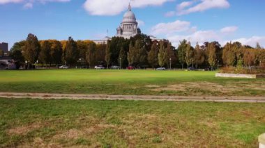 Providence, RI - 21 Ekim 2020: Büyük kubbesi ve beyaz dış yüzeyi ile Rhode Island State House şehir merkezinde sonbahar renkli ağaçlarla çevrili tepenin üzerinde yer almaktadır..