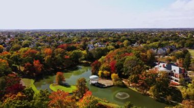 Providence, RI - 21 Ekim 2020: Roger Williams Park Kumarhanesi ve Rotunda Roosevelt Gölü boyunca güneşli ve sıcak bir sonbahar öğleden sonrasında boş ve sessiz oturmaktadır..