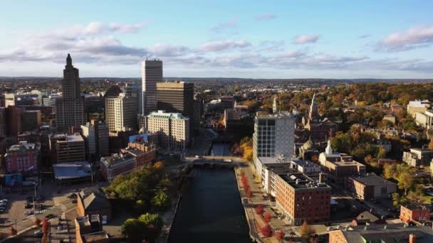 Providence Października 2020 Piesi Idą Wzdłuż Rzeki Providence Gdy Samochody — Wideo stockowe