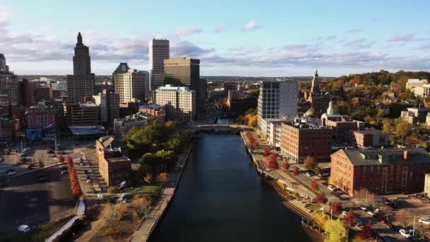 Providence October 2020 오후에 하늘을 가로질러 상공을 떠다니는 프로비던스 — 비디오