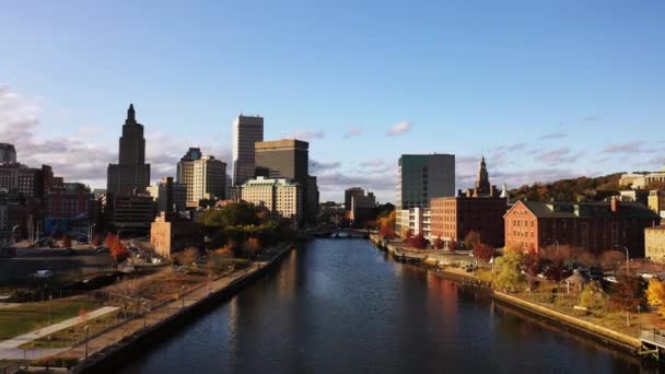Providence Października 2020 Białe Chmury Unoszą Się Nad Błękitnym Niebem — Wideo stockowe