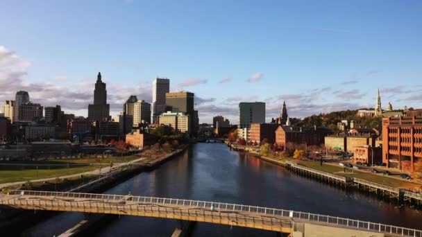 Providence Október 2020 Gyalogosok Turisták Megcsodálhatják Város Látképét Modern Kanyargós — Stock videók