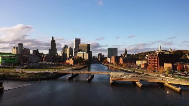 Providence Oktober 2020 Voetgangers Toeristen Bewonderen Skyline Van Stad Vanaf — Stockvideo
