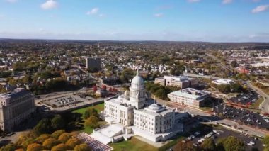 Providence, RI - 21 Ekim 2020: Büyük kubbesi ve beyaz dış yüzeyi ile Rhode Island State House şehir merkezinde sonbahar renkli ağaçlarla çevrili tepenin üzerinde yer almaktadır..