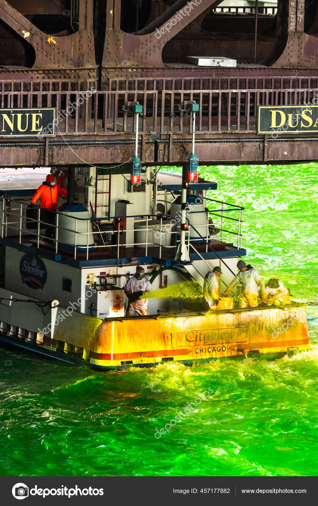 芝加哥21年3月13日当当地130号管道工骑着船在圣帕特里克节的时候海滨观光船在dusable桥下经过把河水喷出把河水染成绿色