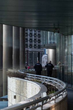 Chicago, IL - 13 Mart 2021 Şikago Polis Departmanı 'ndan iki kişi sürpriz St. Patrick' in yeşil boya etkinliği sırasında güvenlik ve kalabalığı kontrol altına almak için Chicago Nehri boyunca yürüdü..