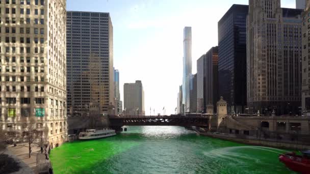 芝加哥 2021年3月13日 芝加哥消防部门从水炮中喷出水柱 水柱沿着绿色河流流向湖面 预示着河流染色事件的结束 — 图库视频影像