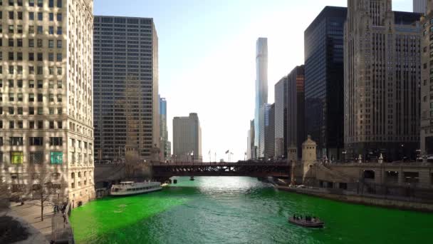 Chicago Março 2021 Barco Cheio Pessoas Desce Rio Tingido Verde — Vídeo de Stock