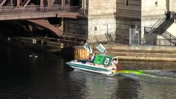 芝加哥 伊利诺伊州 2021年3月13日 第一艘将红色染料倒入水中的船在河中漂流 这将使它变成绿色 — 图库视频影像