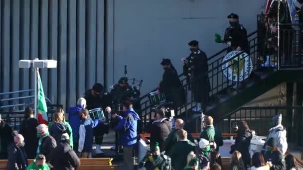 Chicago Березня 2021 Shannon Rovers Irish Pipe Band Спускається Сходах — стокове відео
