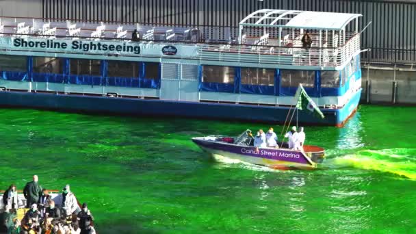 芝加哥 伊利诺伊州 2021年3月13日 该市管道工协会的成员乘坐一艘摩托艇将红色粉末染料倒入河里 使其变成绿色 这是圣帕特里克节的一大惊喜 — 图库视频影像