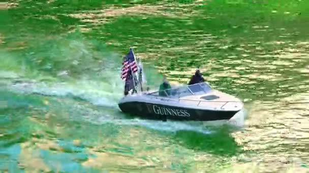 Chicago März 2021 Ein Motorboot Mit Guinness Schriftzug Auf Der — Stockvideo
