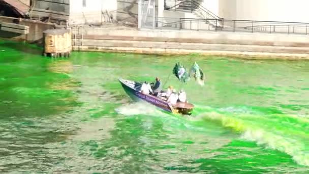 芝加哥 2021年3月13日 一艘载有管道工当地130联盟成员的小型汽艇在Dusable桥下巡航 他们在这条河上染成了绿色 这是圣帕特里克节的一个惊喜 — 图库视频影像