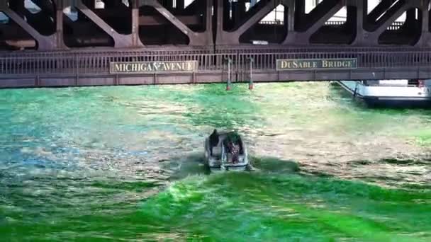 芝加哥 2021年3月13日 一艘装有国旗的小汽艇在Dusable桥下巡航 他们在市中心的一个令人惊奇的圣帕特里克假日活动中混合了绿色染料 — 图库视频影像