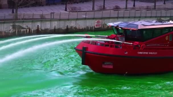 シカゴ 2021年3月13日 クリストファー ウィートリー消防署のボートは 明るい緑の川を驚きのイベントで通過する際に 正面から大砲に面した水のジェットを噴き出します — ストック動画