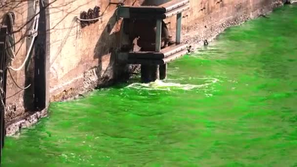 Grünes Wasser Spritzt Gegen Eine Betonwand Und Rohre Entlang Des — Stockvideo