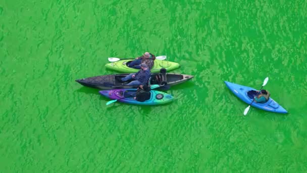 2021年3月13日 芝加哥 由于Covid 19的缘故 独木舟在明亮的绿色河流上漂浮 — 图库视频影像