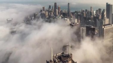 Chicago, IL - 27 Şubat 2021: Gün doğarken ve kar erimeye başladığında aşağıdaki binaların çoğunu kaplayan yoğun bir alçak sis bulutu şehir merkezine doğru ilerliyor.