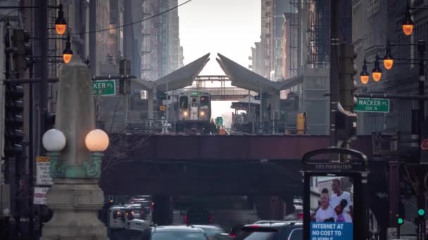 Chicago Februar 2021 Hochgeschwindigkeitszüge Mit Pendlern Und Touristen Kommen Zwischen — Stockvideo