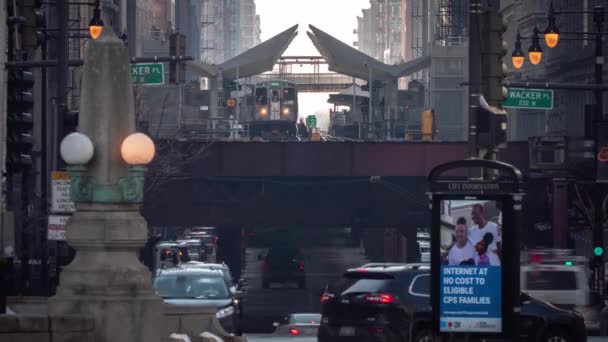 Chicago Februar 2021 Hochgeschwindigkeitszüge Mit Pendlern Und Touristen Kommen Zwischen — Stockvideo