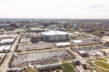 Chicago, IL - 17 Nisan 2021: Beyaz çadırlar ve turuncu koniler salgın sırasında Covid-19 virüsü için geçici FEMA aşı merkezinin Birleşik Merkez 'in dışındaki otoparklarda kuyruk oluşturdu..