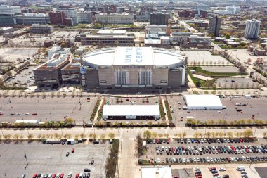 Chicago, IL - 17 Nisan 2021: Beyaz çadırlar ve turuncu koniler salgın sırasında Covid-19 virüsü için geçici FEMA aşı merkezinin Birleşik Merkez 'in dışındaki otoparklarda kuyruk oluşturdu..